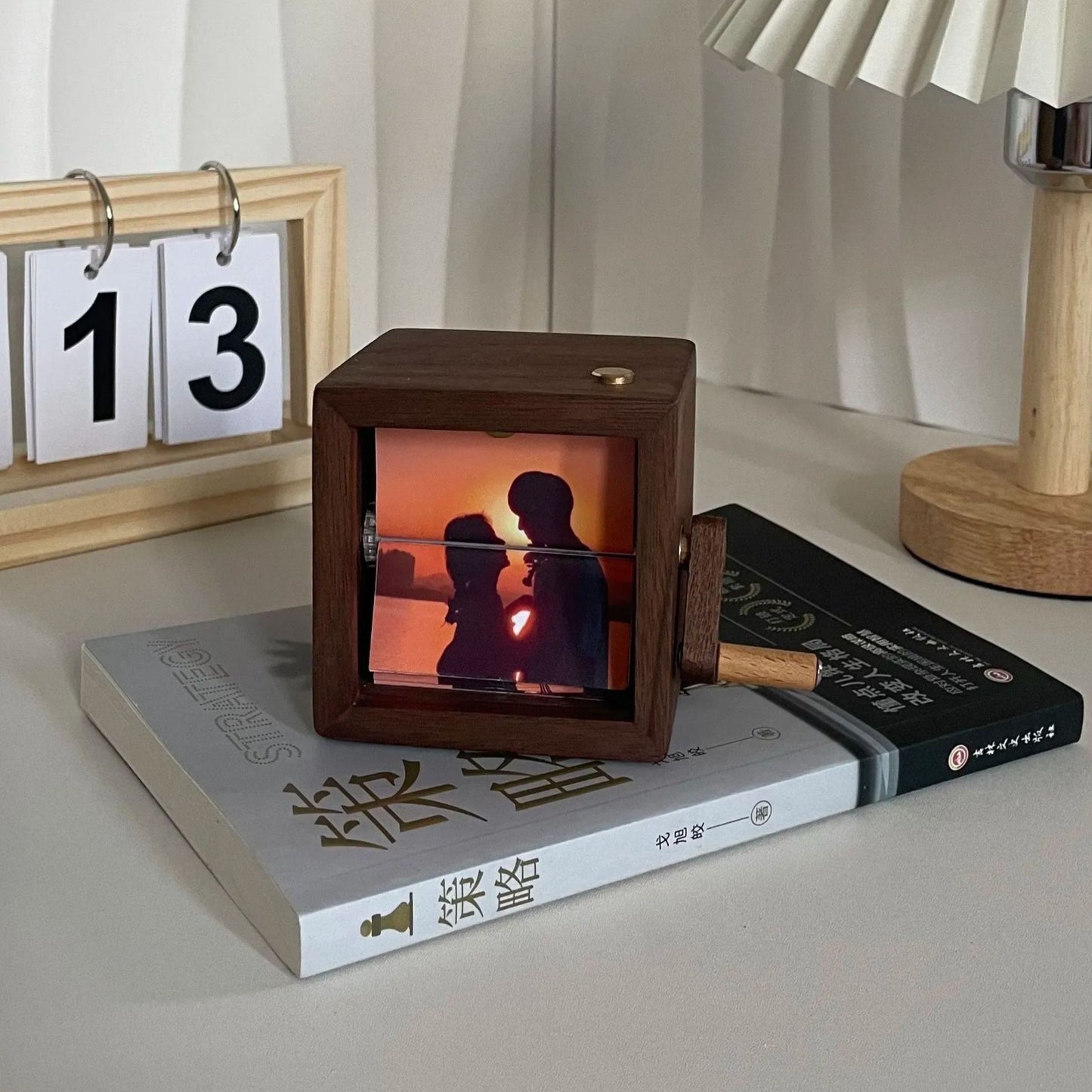 Custom Photo Flipbook Frame Animation Machine Mechanical Hand-cranked Photo Album with Light Black Walnut Baby Photo Cube Frame Creative Gift